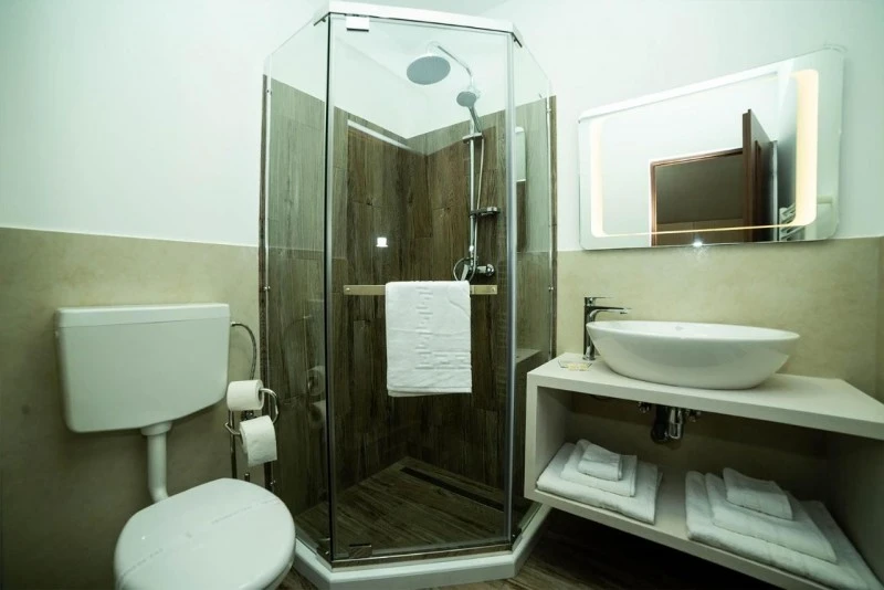 Reghin Cazare | Motel (K1541-45) Imaginea poate fi supusă drepturilor de autor. Se recomandă contactarea titularului drepturilor.