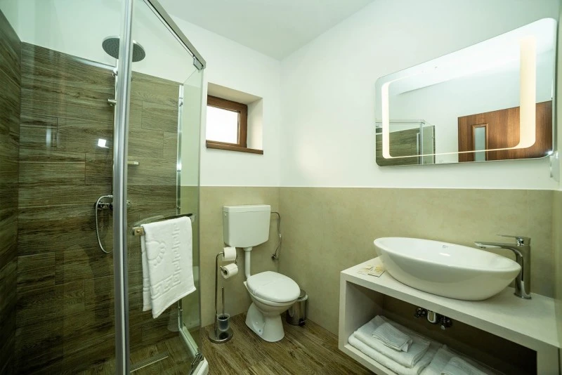 Reghin Cazare | Motel (K1541-47) Imaginea poate fi supusă drepturilor de autor. Se recomandă contactarea titularului drepturilor.