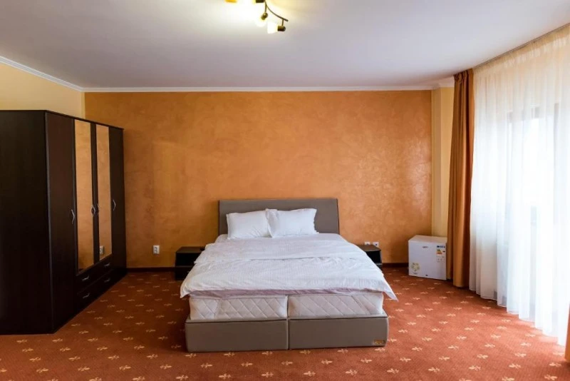 Reghin Cazare | Hotel*** (K1542-15) Imaginea poate fi supusă drepturilor de autor. Se recomandă contactarea titularului drepturilor.