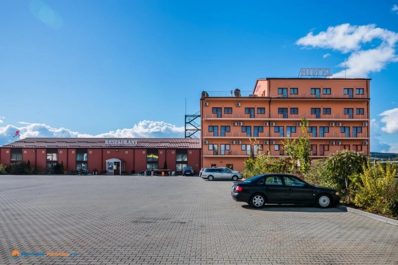 Reghin Cazare | Hotel*** (K1542-24) Imaginea poate fi supusă drepturilor de autor. Se recomandă contactarea titularului drepturilor.