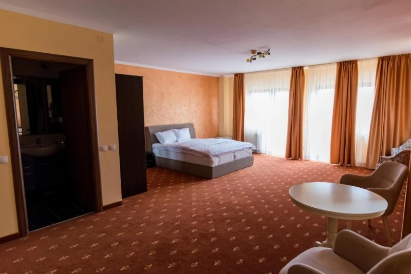 Reghin Cazare | Hotel*** (K1542-61) Imaginea poate fi supusă drepturilor de autor. Se recomandă contactarea titularului drepturilor.