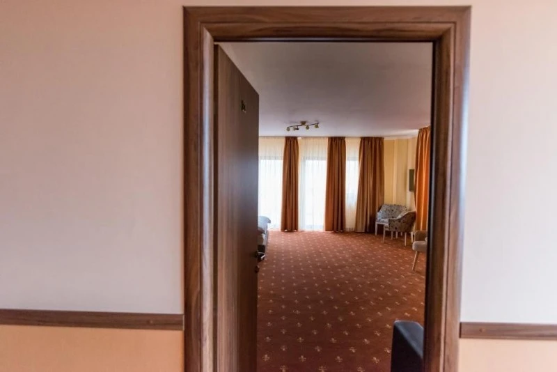 Reghin Cazare | Hotel*** (K1542-63) Imaginea poate fi supusă drepturilor de autor. Se recomandă contactarea titularului drepturilor.