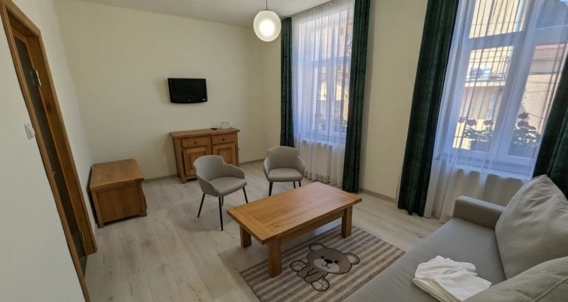 Reghin Cazare | Motel (K0103-35) Imaginea poate fi supusă drepturilor de autor. Se recomandă contactarea titularului drepturilor.