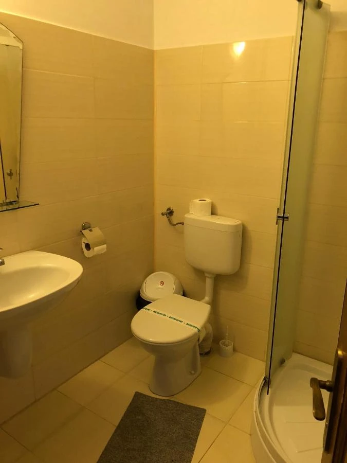 Reghin Cazare | Motel (K1545-19) Imaginea poate fi supusă drepturilor de autor. Se recomandă contactarea titularului drepturilor.