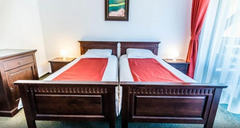 Reghin Cazare | Motel (K1545-25) Imaginea poate fi supusă drepturilor de autor. Se recomandă contactarea titularului drepturilor.