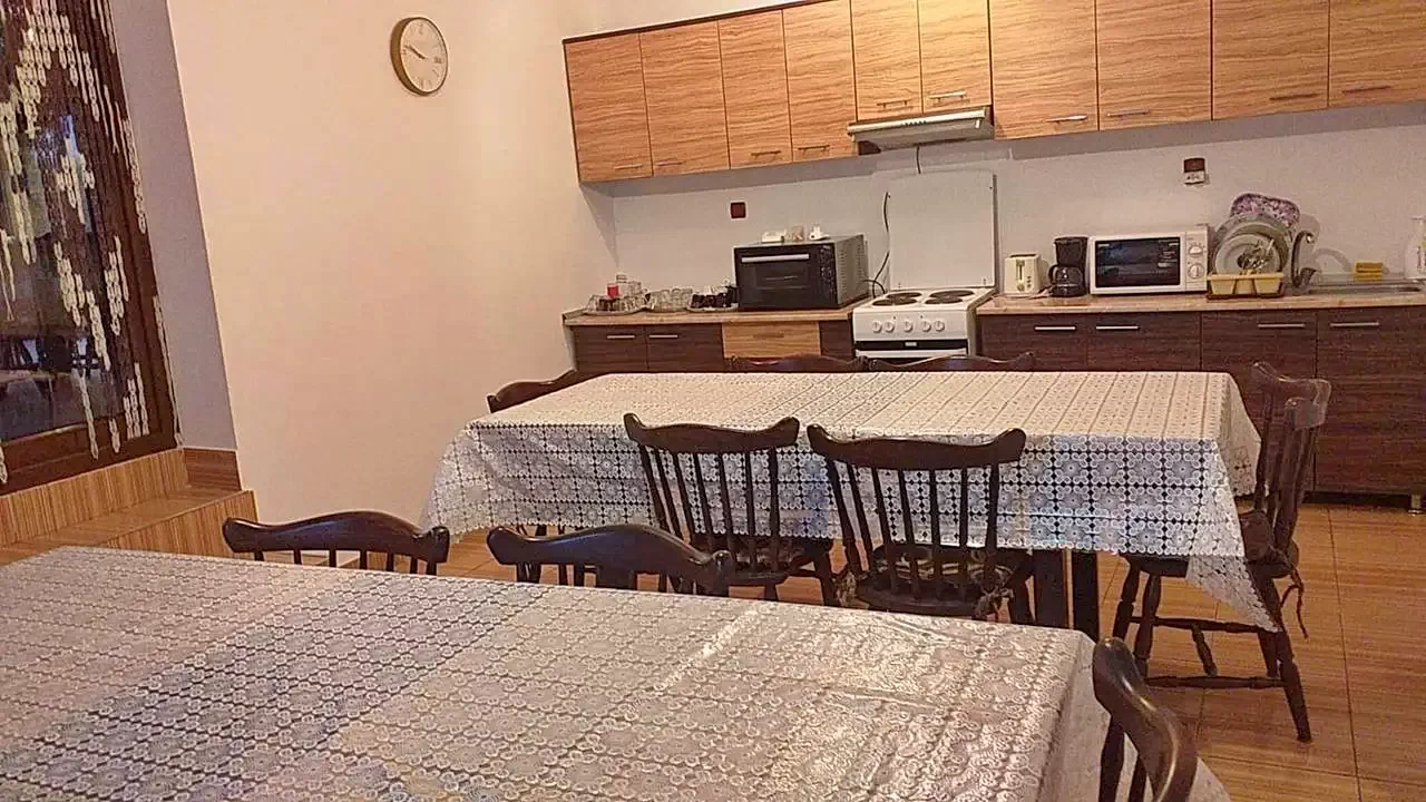 Hațeg Cazare | Sat de vacanță (K1214-2) Imaginea poate fi supusă drepturilor de autor. Se recomandă contactarea titularului drepturilor.