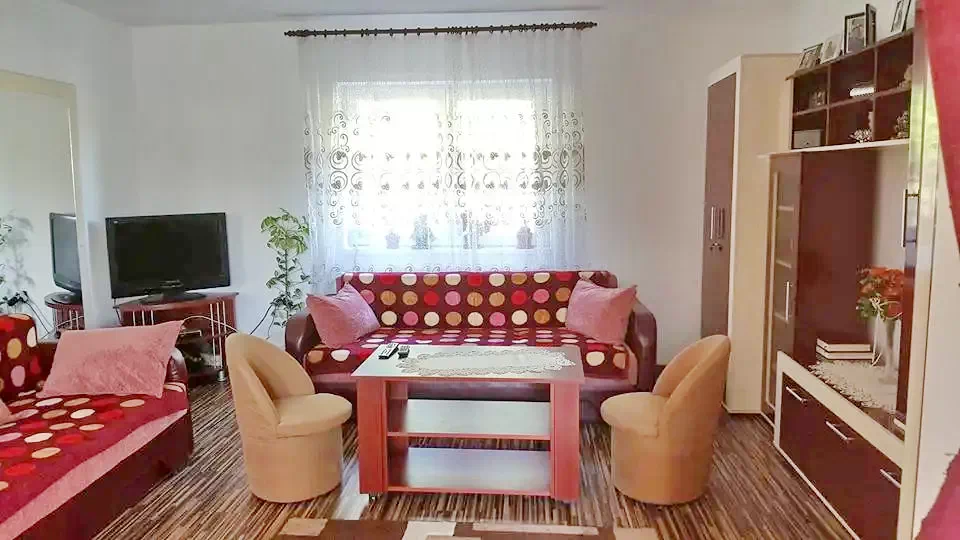 Hațeg Cazare | Sat de vacanță (K1214-3) Imaginea poate fi supusă drepturilor de autor. Se recomandă contactarea titularului drepturilor.