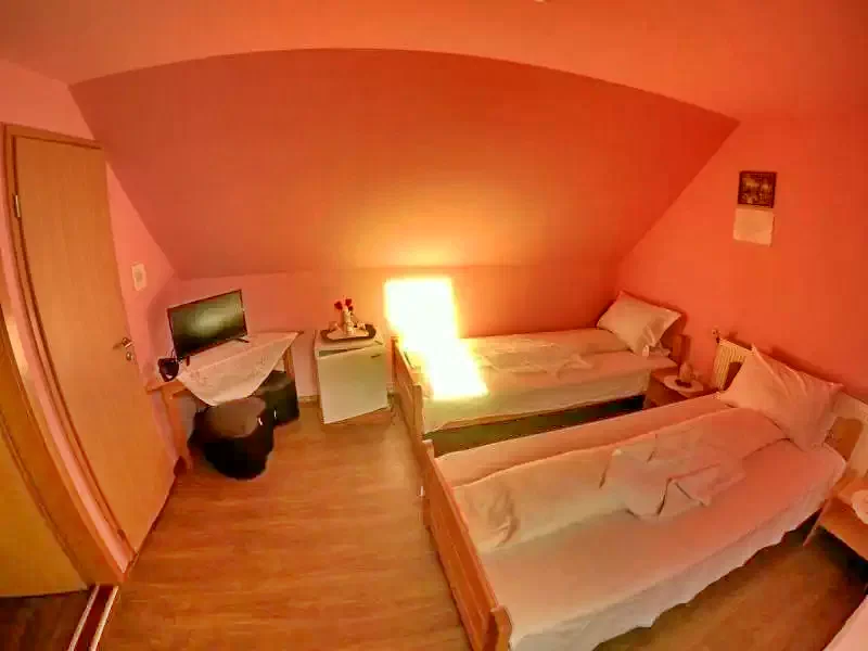 Kercisóra Szállás | Motel (K0072-31) A kép szerzői jogvédelem alatt állhat. Javasolt a kapcsolatfelvétel a jog tulajdonossal.