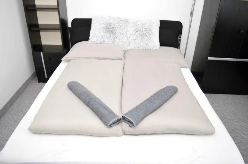  Cazare | Casă de apartamente (K1010-2) Imaginea poate fi supusă drepturilor de autor. Se recomandă contactarea titularului drepturilor.