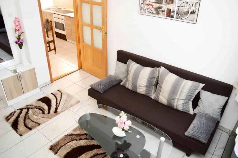  Cazare | Casă de apartamente (K1010-5) Imaginea poate fi supusă drepturilor de autor. Se recomandă contactarea titularului drepturilor.