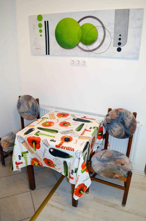  Cazare | Casă de apartamente (K1010-6) Imaginea poate fi supusă drepturilor de autor. Se recomandă contactarea titularului drepturilor.