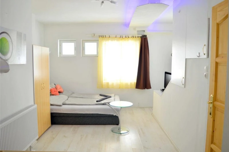  Cazare | Casă de apartamente (K1010-13) Imaginea poate fi supusă drepturilor de autor. Se recomandă contactarea titularului drepturilor.