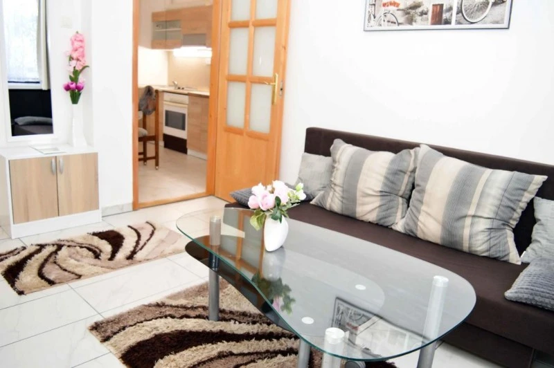  Cazare | Casă de apartamente (K1010-16) Imaginea poate fi supusă drepturilor de autor. Se recomandă contactarea titularului drepturilor.