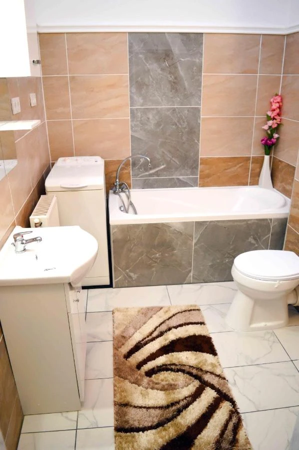 Hévíz Szállás | Apartmanház (K1010-20) A kép szerzői jogvédelem alatt állhat. Javasolt a kapcsolatfelvétel a jog tulajdonossal.