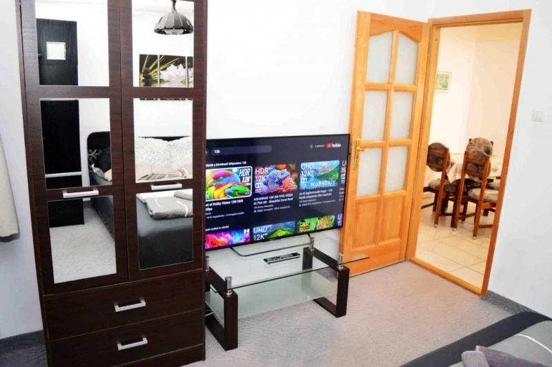  Cazare | Casă de apartamente (K1010-27) Imaginea poate fi supusă drepturilor de autor. Se recomandă contactarea titularului drepturilor.