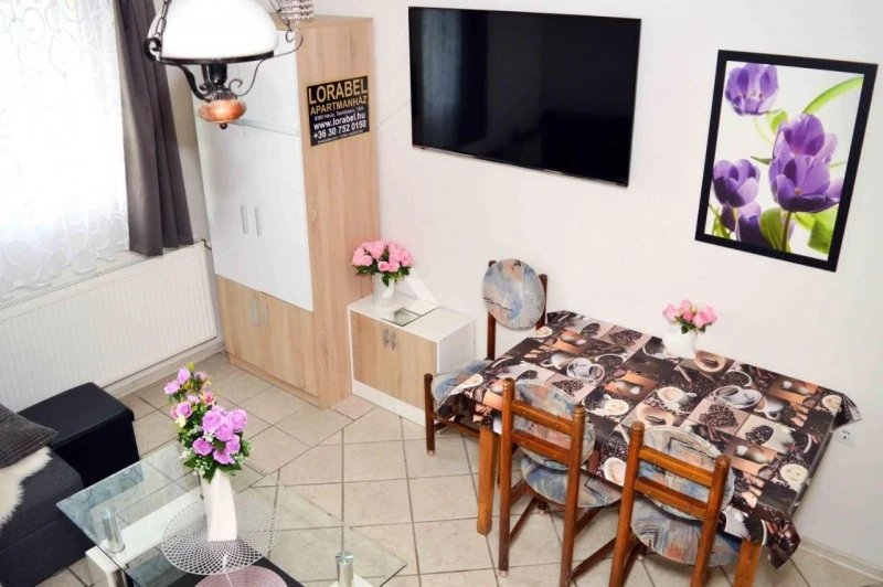 Hévíz Szállás | Apartmanház (K1010-33) A kép szerzői jogvédelem alatt állhat. Javasolt a kapcsolatfelvétel a jog tulajdonossal.