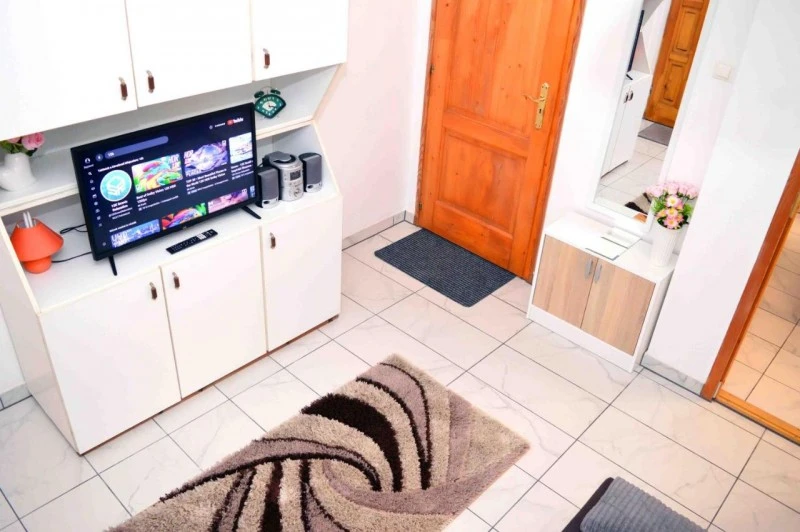  Cazare | Casă de apartamente (K1010-34) Imaginea poate fi supusă drepturilor de autor. Se recomandă contactarea titularului drepturilor.