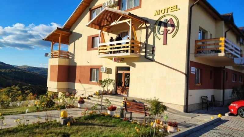 Hațeg Cazare | Motel (K1547-1) Imaginea poate fi supusă drepturilor de autor. Se recomandă contactarea titularului drepturilor.