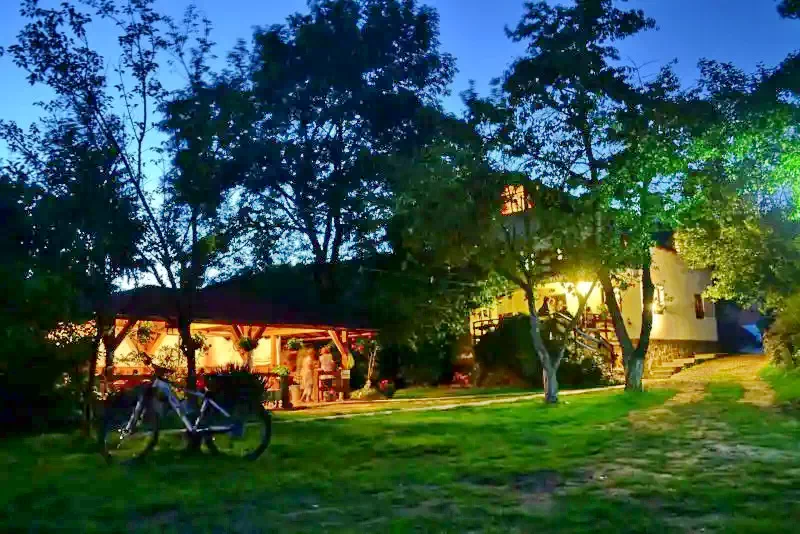 Cernat Cazare | Motel (K0597-12) Imaginea poate fi supusă drepturilor de autor. Se recomandă contactarea titularului drepturilor.