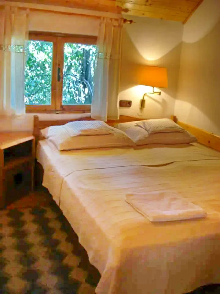 Cernat Cazare | Motel (K0597-13) Imaginea poate fi supusă drepturilor de autor. Se recomandă contactarea titularului drepturilor.