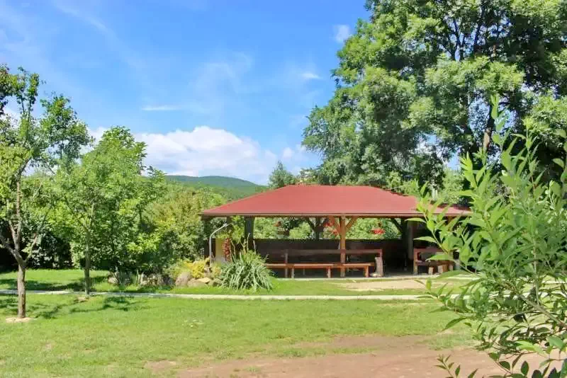 Cernat Cazare | Motel (K0597-31) Imaginea poate fi supusă drepturilor de autor. Se recomandă contactarea titularului drepturilor.