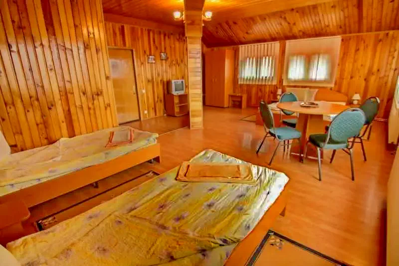 Săcele Cazare | Motel (K0616-13) Imaginea poate fi supusă drepturilor de autor. Se recomandă contactarea titularului drepturilor.