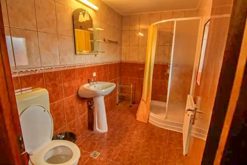 Săcele Cazare | Motel (K0616-18) Imaginea poate fi supusă drepturilor de autor. Se recomandă contactarea titularului drepturilor.