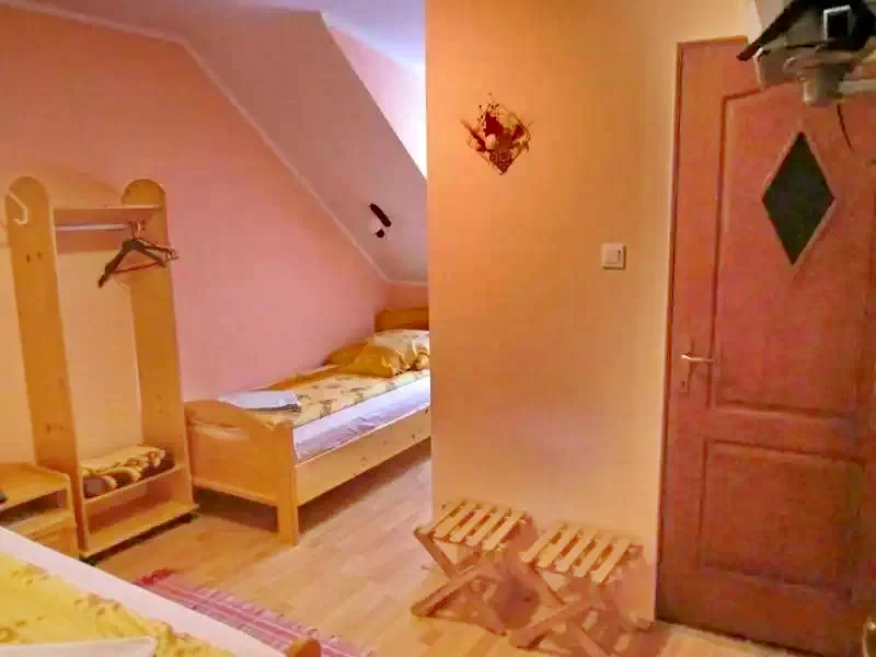 Corund Cazare | Pensiune (K0259-15) Imaginea poate fi supusă drepturilor de autor. Se recomandă contactarea titularului drepturilor.