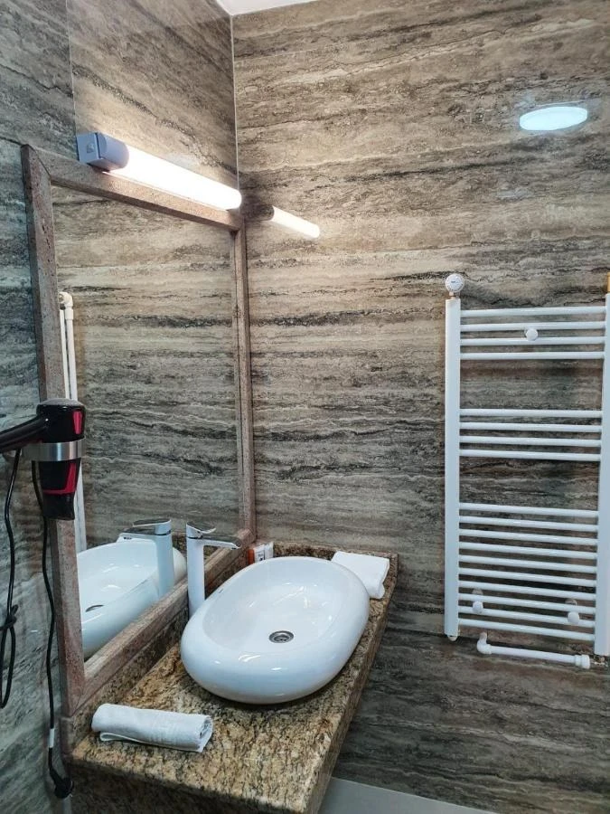 Drobeta-Turnu Severin Cazare | Hotel*** (K1277-22) Imaginea poate fi supusă drepturilor de autor. Se recomandă contactarea titularului drepturilor.