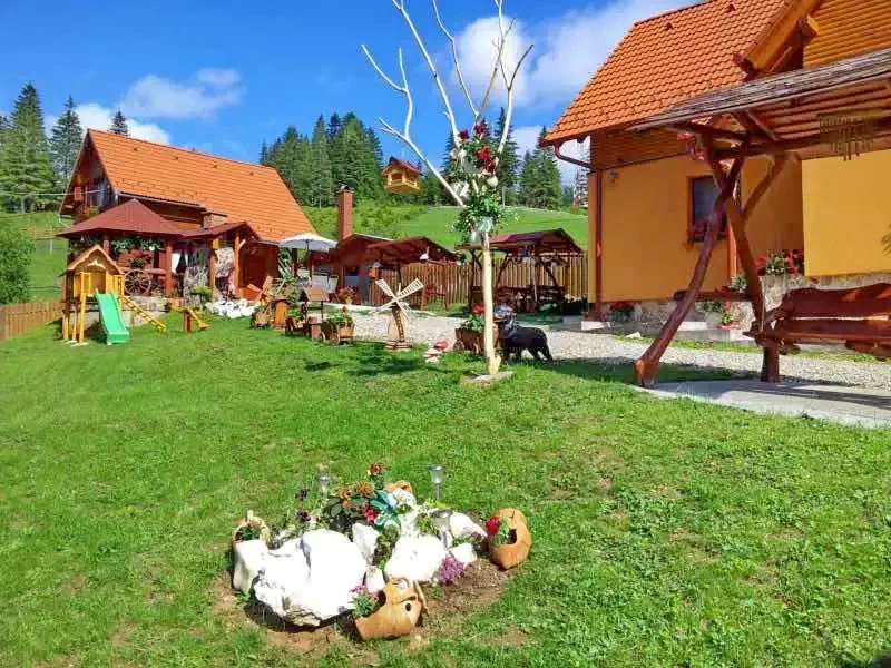 Lacu Roșu Cazare | Pensiune (K0910-26) Imaginea poate fi supusă drepturilor de autor. Se recomandă contactarea titularului drepturilor.