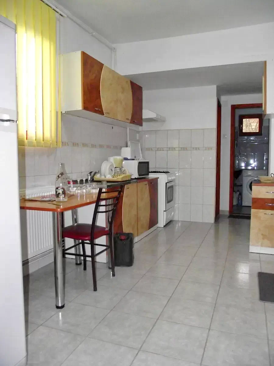 Sândominic Cazare | Cabană (K0288-3) Imaginea poate fi supusă drepturilor de autor. Se recomandă contactarea titularului drepturilor.