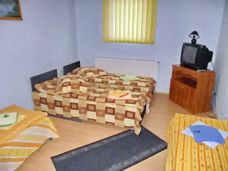 Sândominic Cazare | Cabană (K0288-13) Imaginea poate fi supusă drepturilor de autor. Se recomandă contactarea titularului drepturilor.