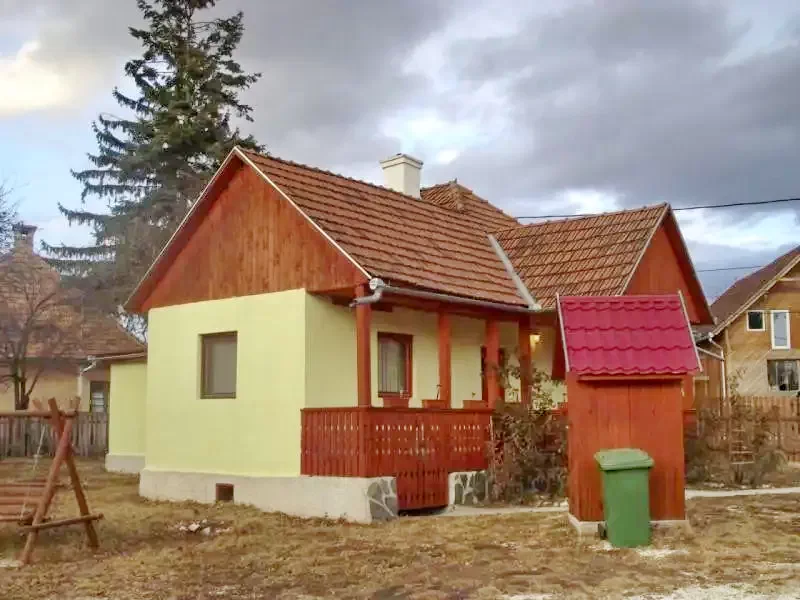 Sândominic Cazare | Cabană (K0288-28) Imaginea poate fi supusă drepturilor de autor. Se recomandă contactarea titularului drepturilor.