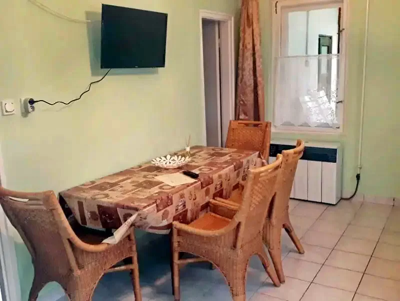  Cazare | Casă de oaspeți (K0801-1) Imaginea poate fi supusă drepturilor de autor. Se recomandă contactarea titularului drepturilor.