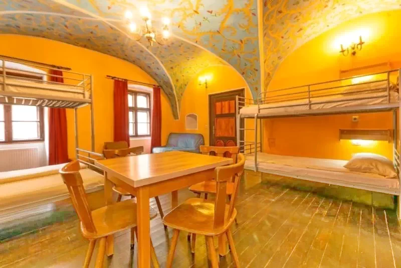 Sighișoara Cazare | Hostel (K1425-15) Imaginea poate fi supusă drepturilor de autor. Se recomandă contactarea titularului drepturilor.