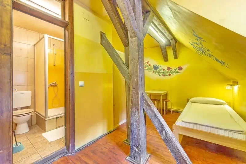 Sighișoara Cazare | Hostel (K1425-46) Imaginea poate fi supusă drepturilor de autor. Se recomandă contactarea titularului drepturilor.