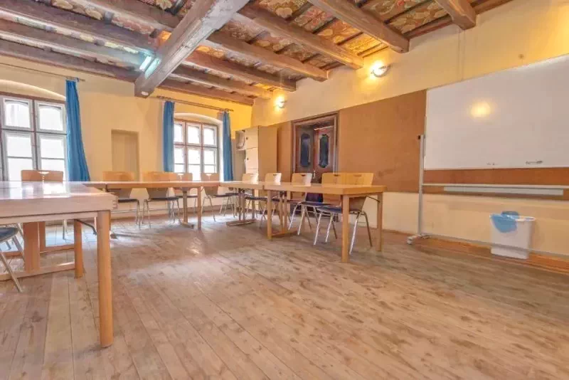 Sighișoara Cazare | Hostel (K1425-58) Imaginea poate fi supusă drepturilor de autor. Se recomandă contactarea titularului drepturilor.