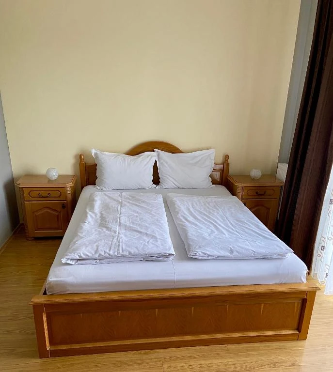 Băile Felix Cazare | Pensiune (K1552-12) Imaginea poate fi supusă drepturilor de autor. Se recomandă contactarea titularului drepturilor.