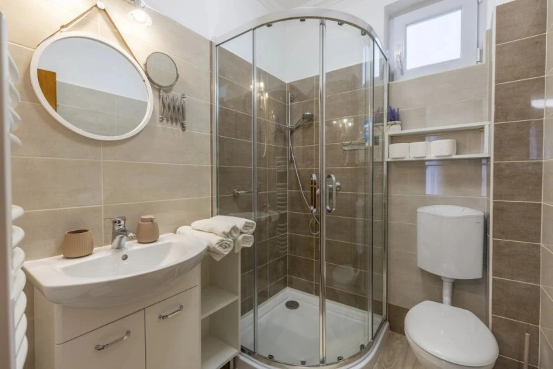  Cazare | Casă de apartamente (K0413-4) Imaginea poate fi supusă drepturilor de autor. Se recomandă contactarea titularului drepturilor.