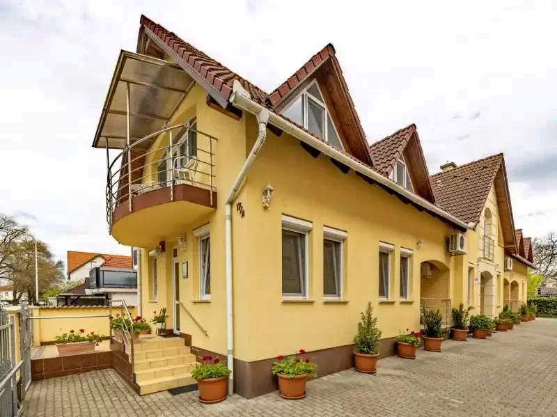  Cazare | Casă de apartamente (K0178-1) Imaginea poate fi supusă drepturilor de autor. Se recomandă contactarea titularului drepturilor.