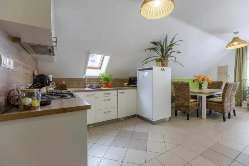  Cazare | Casă de apartamente (K0178-6) Imaginea poate fi supusă drepturilor de autor. Se recomandă contactarea titularului drepturilor.