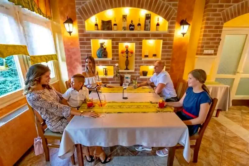 Mișcolț Cazare | Pensiune turistică (K0857-42) Imaginea poate fi supusă drepturilor de autor. Se recomandă contactarea titularului drepturilor.