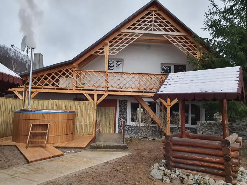 Coada Lacului Lesu Cazare | Pensiune (K0650-35) Imaginea poate fi supusă drepturilor de autor. Se recomandă contactarea titularului drepturilor.