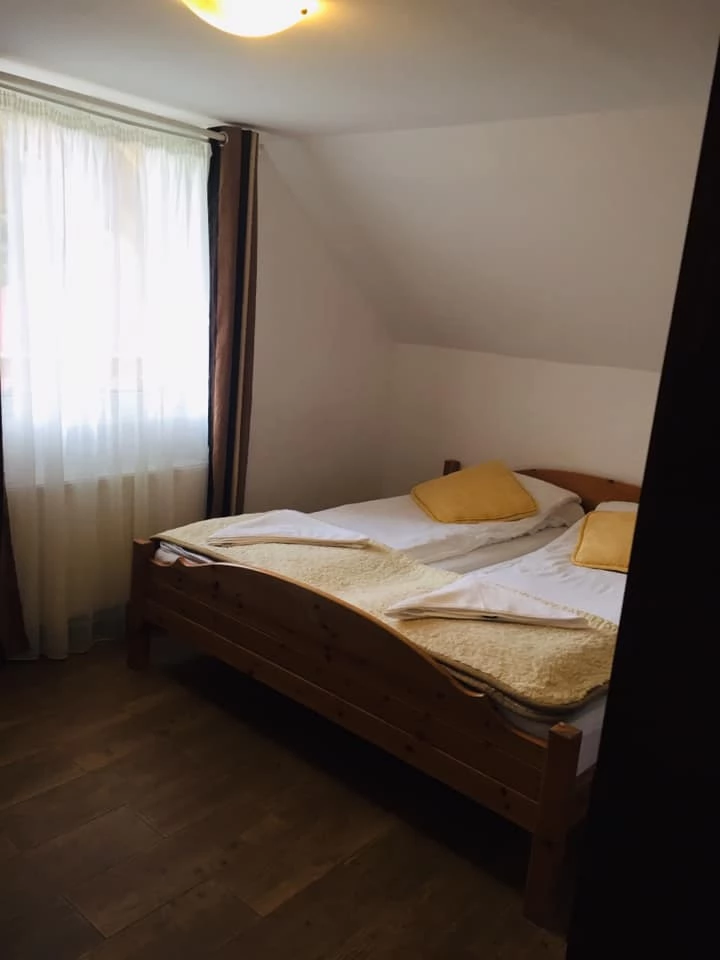 Coada Lacului Lesu Cazare | Pensiune (K0650-50) Imaginea poate fi supusă drepturilor de autor. Se recomandă contactarea titularului drepturilor.
