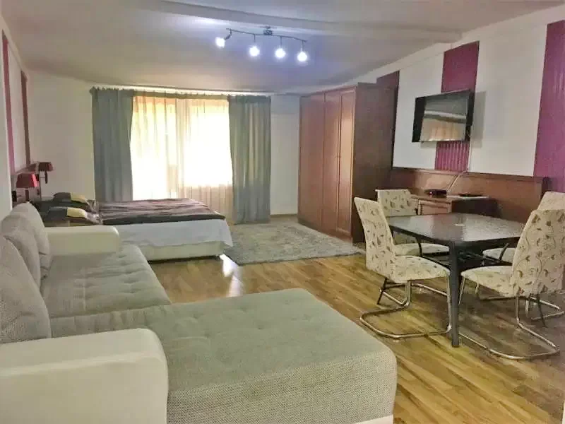  Cazare | Pensiune turistică (K0350-3) Imaginea poate fi supusă drepturilor de autor. Se recomandă contactarea titularului drepturilor.