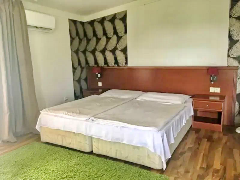  Cazare | Pensiune turistică (K0350-8) Imaginea poate fi supusă drepturilor de autor. Se recomandă contactarea titularului drepturilor.