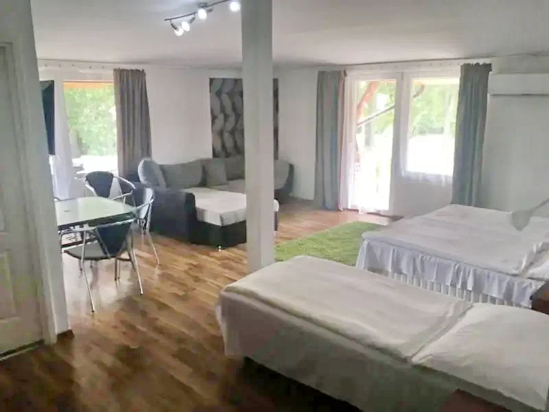  Cazare | Pensiune turistică (K0350-13) Imaginea poate fi supusă drepturilor de autor. Se recomandă contactarea titularului drepturilor.