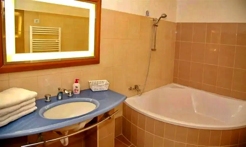  Cazare | Pensiune turistică (K0350-20) Imaginea poate fi supusă drepturilor de autor. Se recomandă contactarea titularului drepturilor.