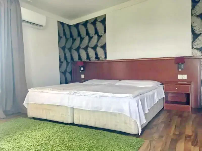  Cazare | Pensiune turistică (K0350-29) Imaginea poate fi supusă drepturilor de autor. Se recomandă contactarea titularului drepturilor.