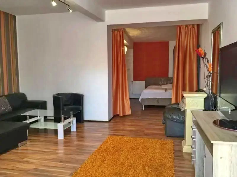  Cazare | Pensiune turistică (K0350-33) Imaginea poate fi supusă drepturilor de autor. Se recomandă contactarea titularului drepturilor.